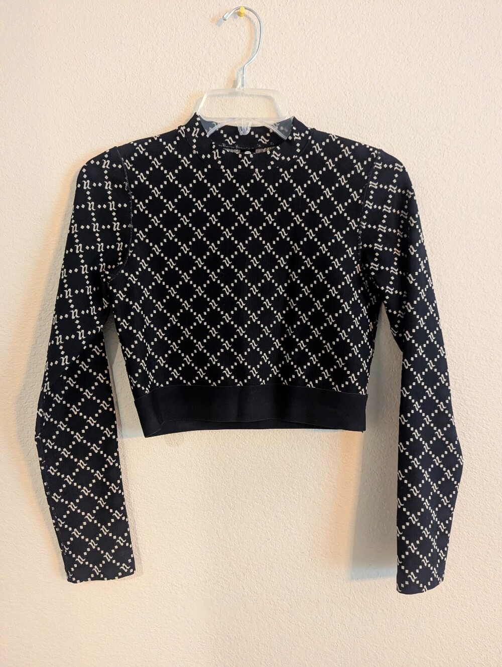 Noli Black and White Diamond-Print Long Sleeve Crop Top